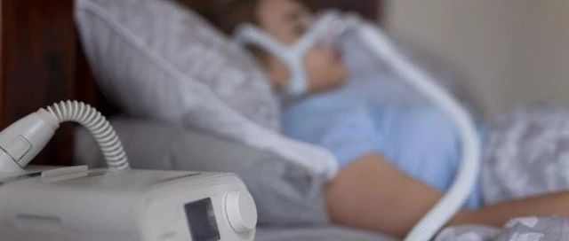 睡觉严重打鼾，有睡眠窒息症，使用呼吸机，是在实体店选购，还是网上购买，哪个好呢？